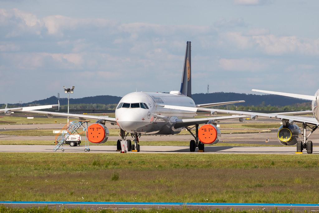 Flughafen Berlin Brandenburg: Geparkte Lufthansa-Maschinen bei Lufthansa Technik am BER