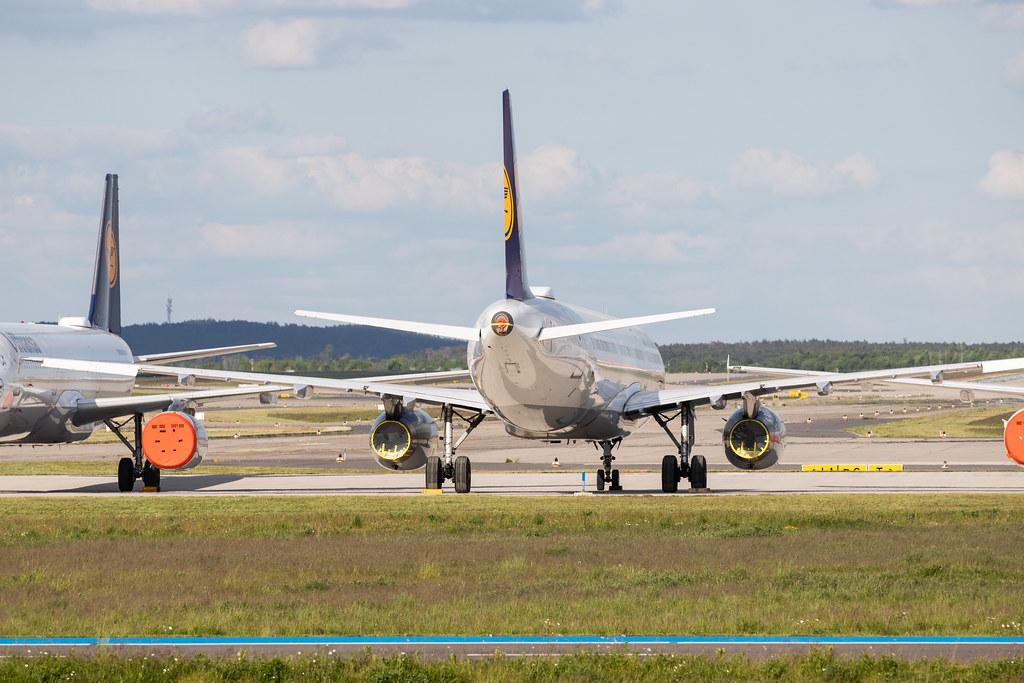 Flughafen Berlin Brandenburg: Geparkte Lufthansa-Maschinen bei Lufthansa Technik am BER
