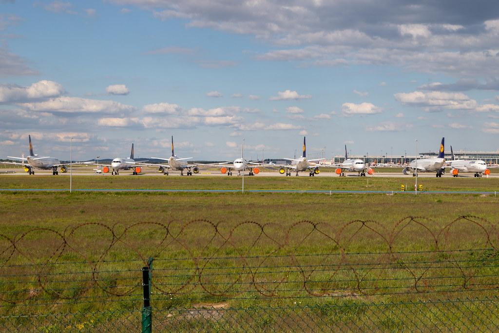 Flughafen Berlin Brandenburg: Geparkte Lufthansa-Maschinen bei Lufthansa Technik am BER