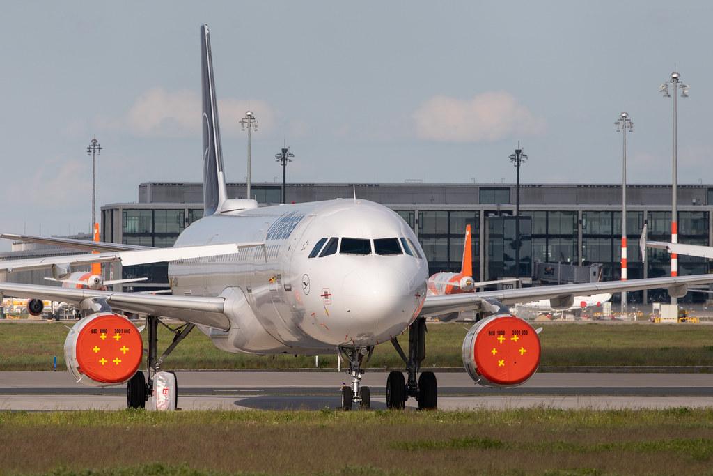 Flughafen Berlin Brandenburg: Geparkte Lufthansa-Maschinen bei Lufthansa Technik am BER
