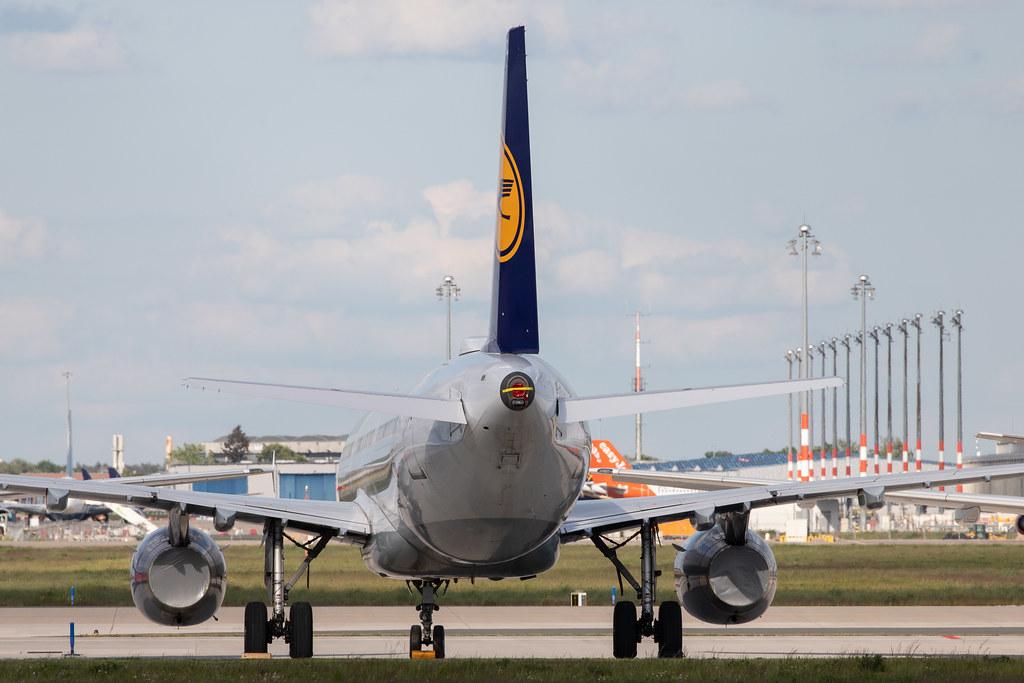 Flughafen Berlin Brandenburg: Geparkte Lufthansa-Maschinen bei Lufthansa Technik am BER