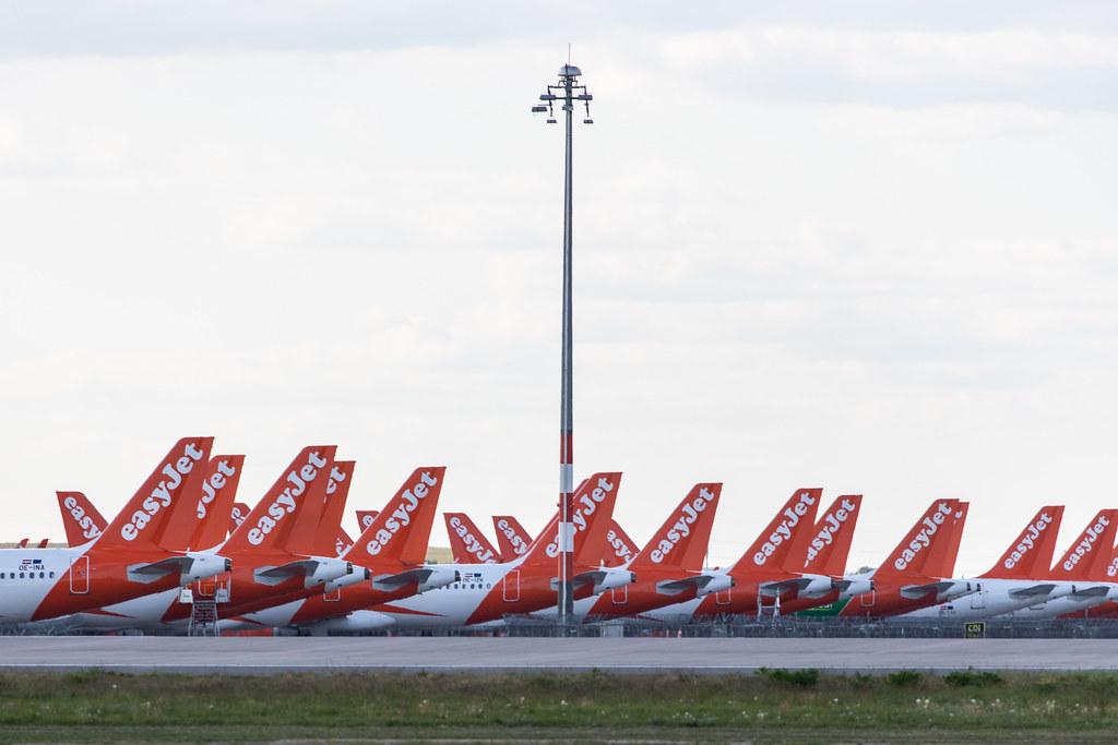 Flughafen Berlin Brandenburg: Geparkte easyJet-Maschinen auf dem Vorfeld des BER