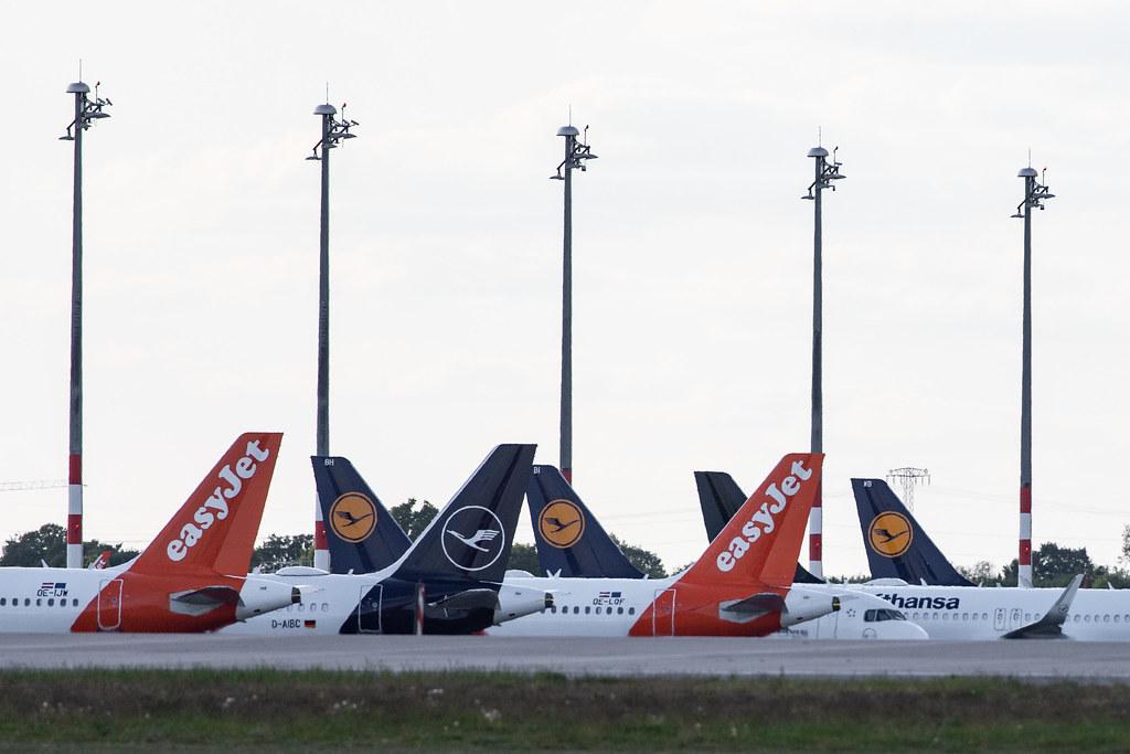Flughafen Berlin Brandenburg: Geparkte Flugzeuge am BER