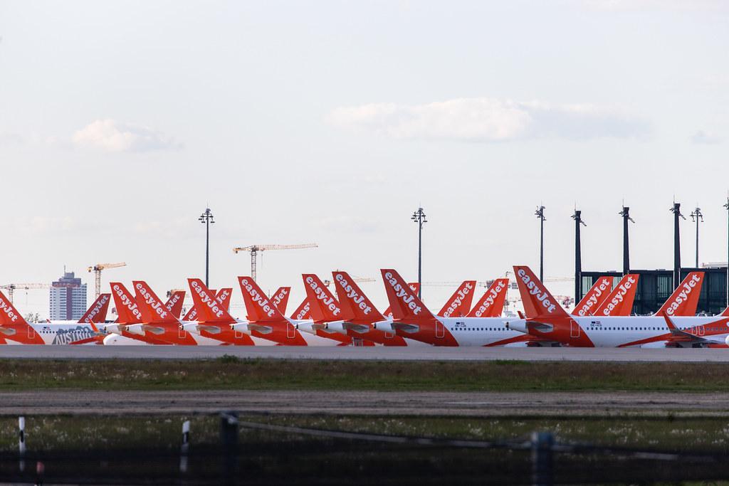 Flughafen Berlin Brandenburg: Geparkte easyJet-Maschinen auf dem Vorfeld des BER