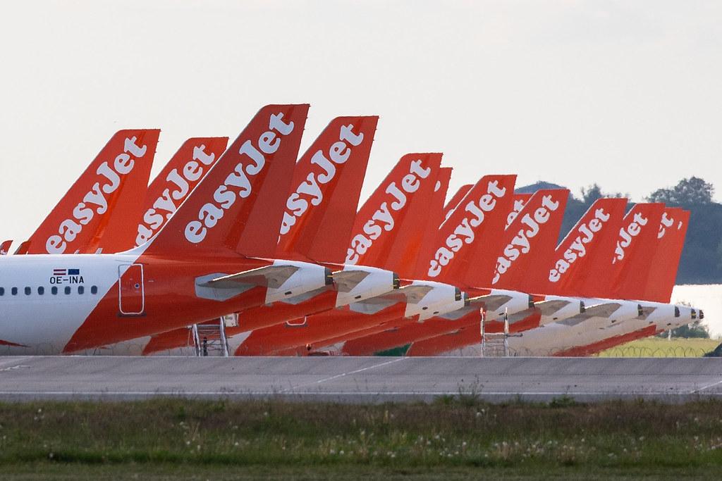 Flughafen Berlin Brandenburg: Geparkte easyJet-Maschinen auf dem Vorfeld des BER