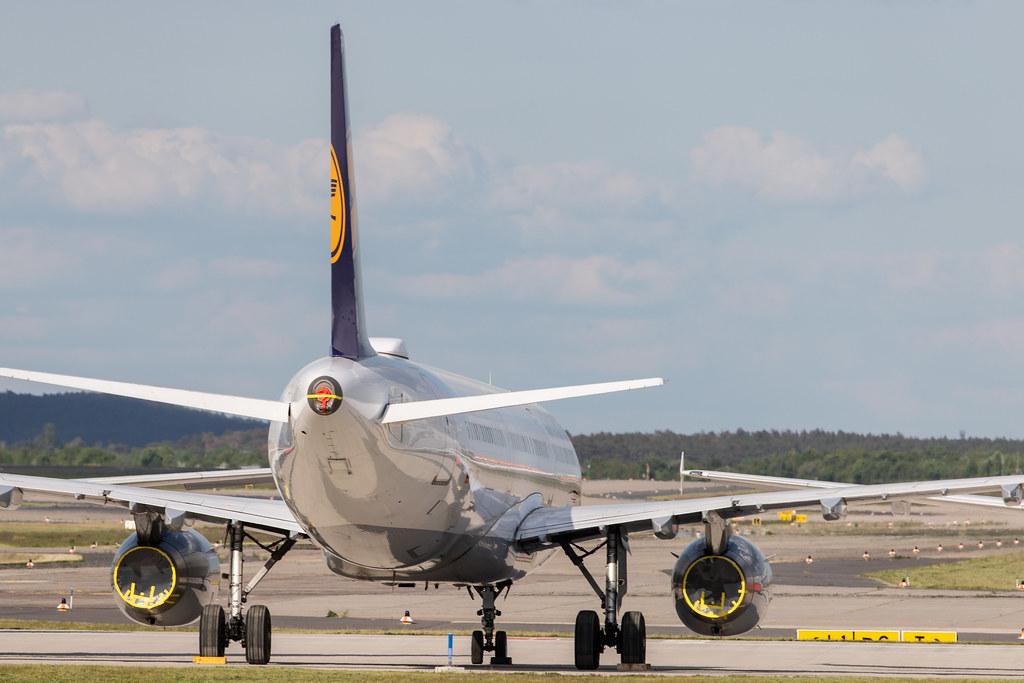 Flughafen Berlin Brandenburg: Geparkte Lufthansa-Maschinen bei Lufthansa Technik am BER