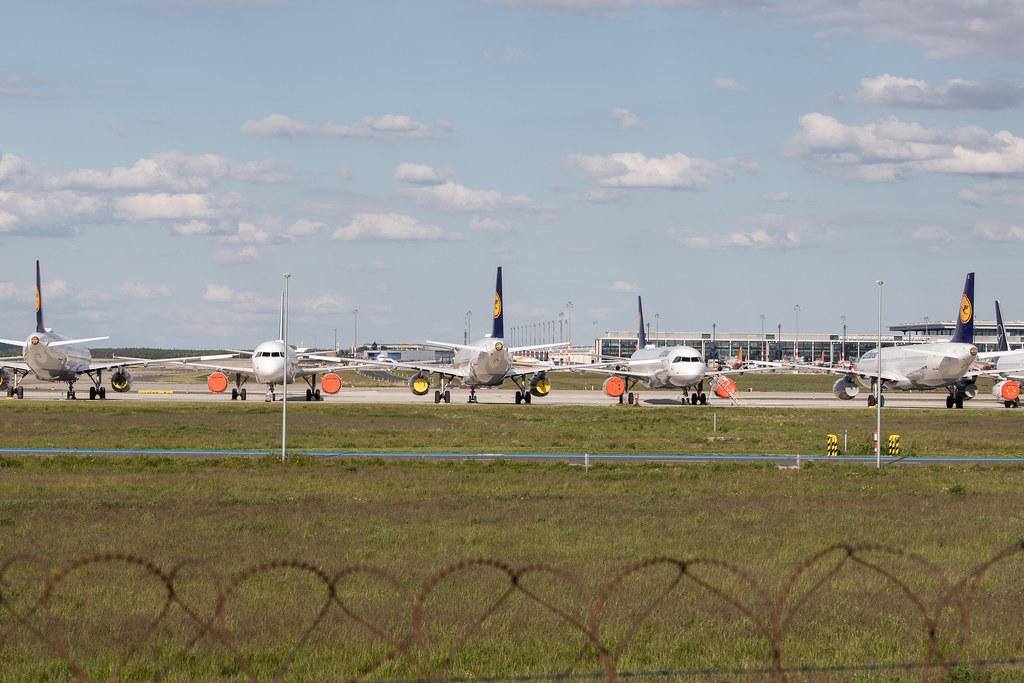 Flughafen Berlin Brandenburg: Geparkte Lufthansa-Maschinen bei Lufthansa Technik am BER