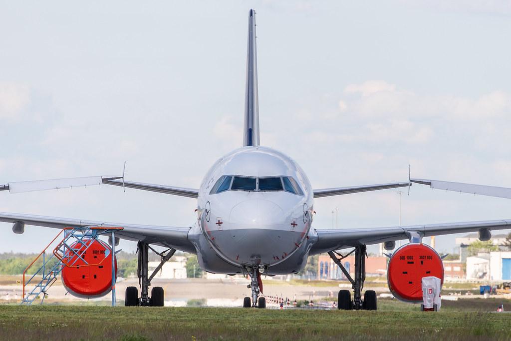 Flughafen Berlin Brandenburg: Geparkte Lufthansa-Maschinen bei Lufthansa Technik am BER