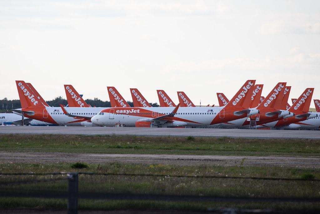 Flughafen Berlin Brandenburg: Geparkte easyJet-Maschinen auf dem Vorfeld des BER