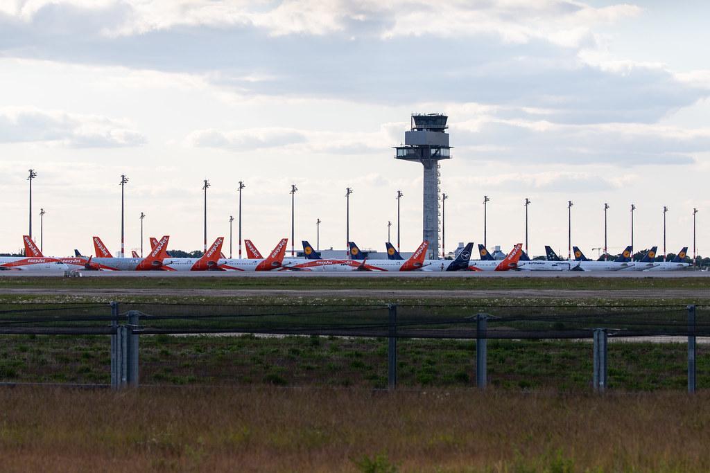 Flughafen Berlin Brandenburg: Geparkte Flugzeuge am BER