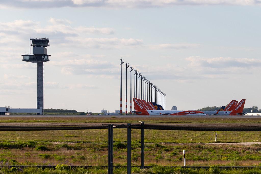 Flughafen Berlin Brandenburg: Geparkte easyJet-Maschinen auf dem Vorfeld des BER