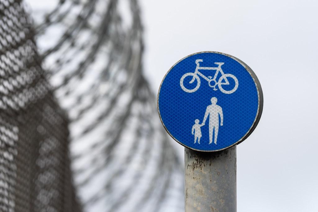 London Heathrow Airport: Verkehrszeichen Blau, Fussgänger, Radfahrer |