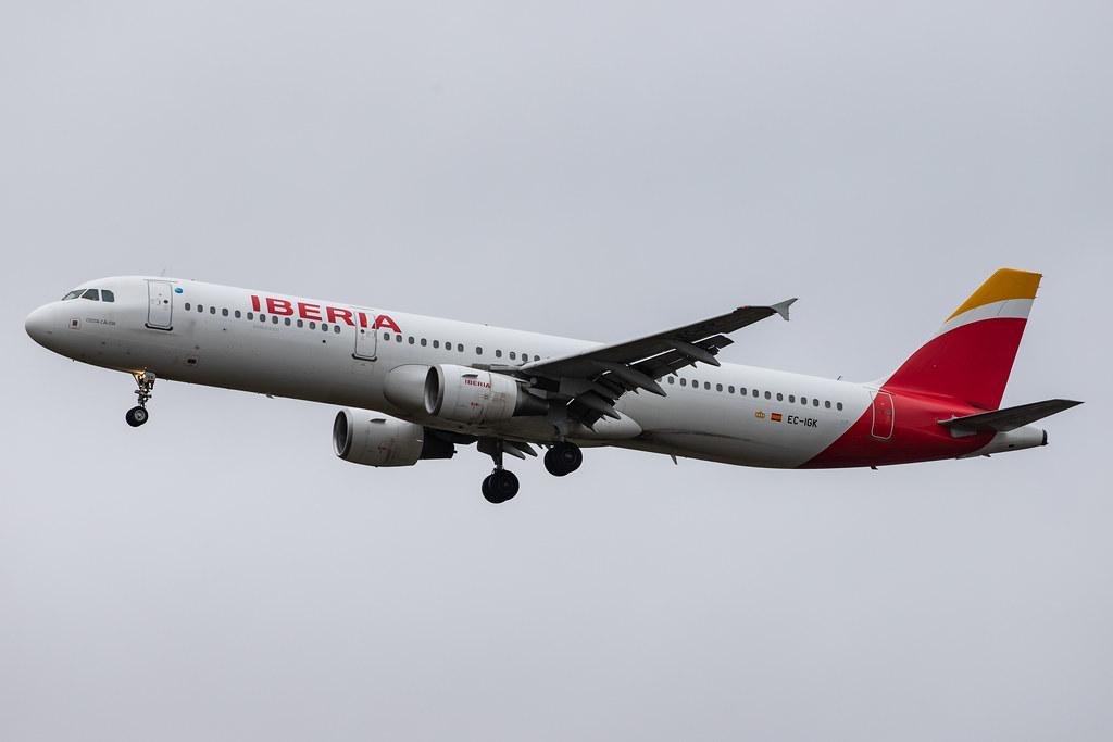 London Heathrow Airport: Iberia (IB / IBE) |  Airbus A321-213 A321 | EC-IGK | MSN 1572
