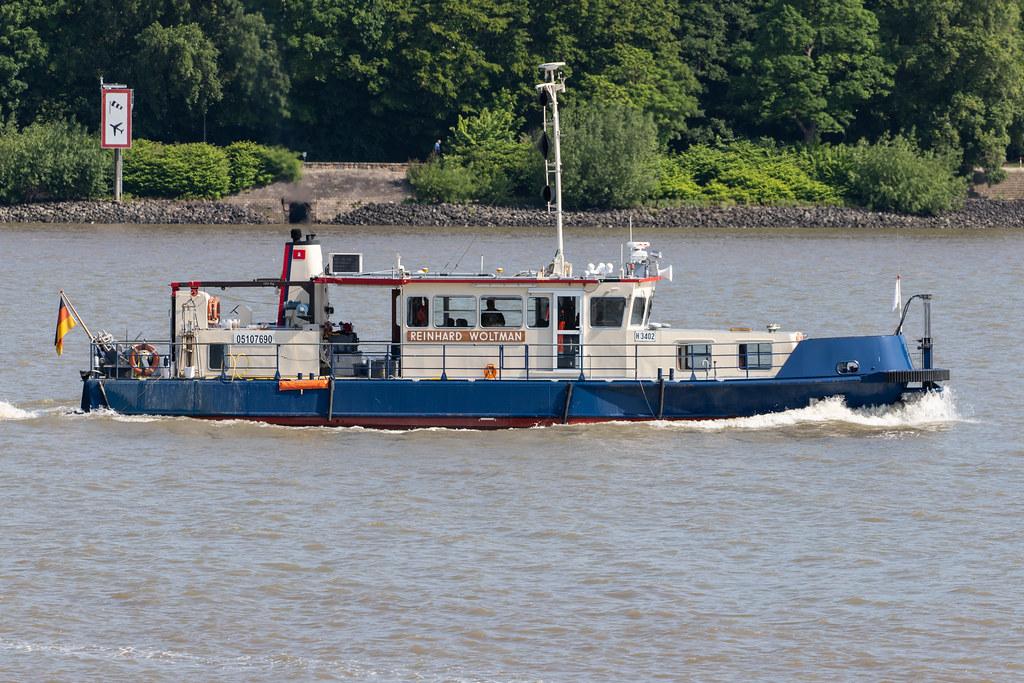 Hamburg Finkenwerder: Schiff Reinhard Woltman |