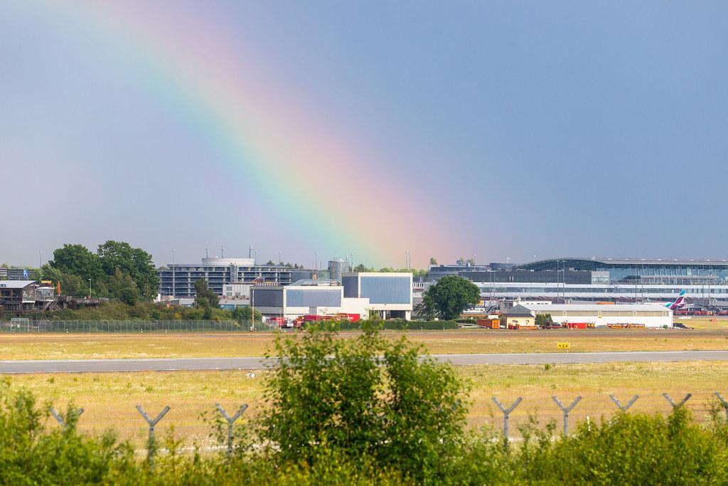 Hamburg Airport: Regenbogen über dem Hamburger Flughafen |