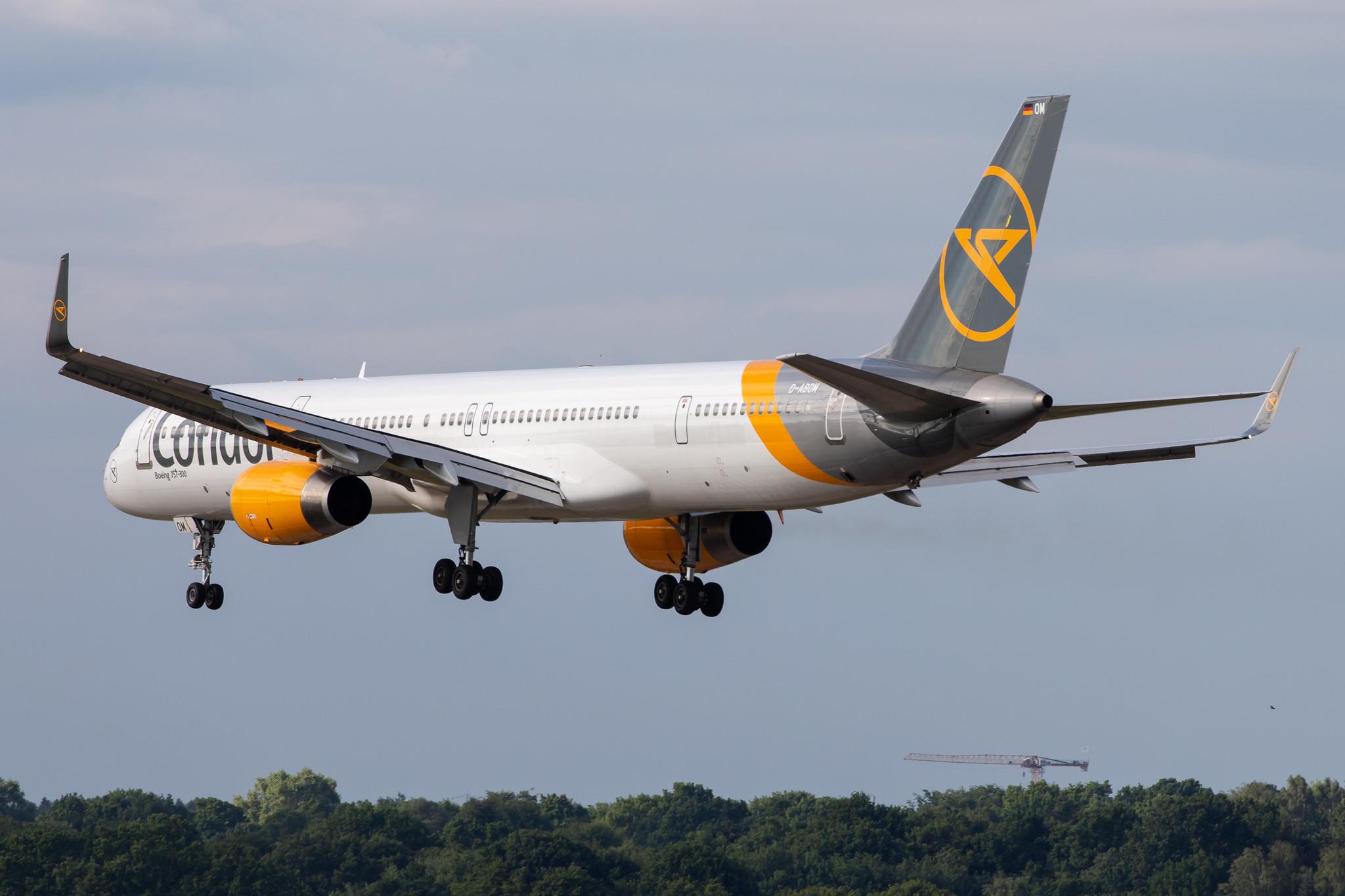 Hamburg Airport: Condor (DE / CFG) |  Boeing 757-330 B753 | D-ABOM | MSN 29022