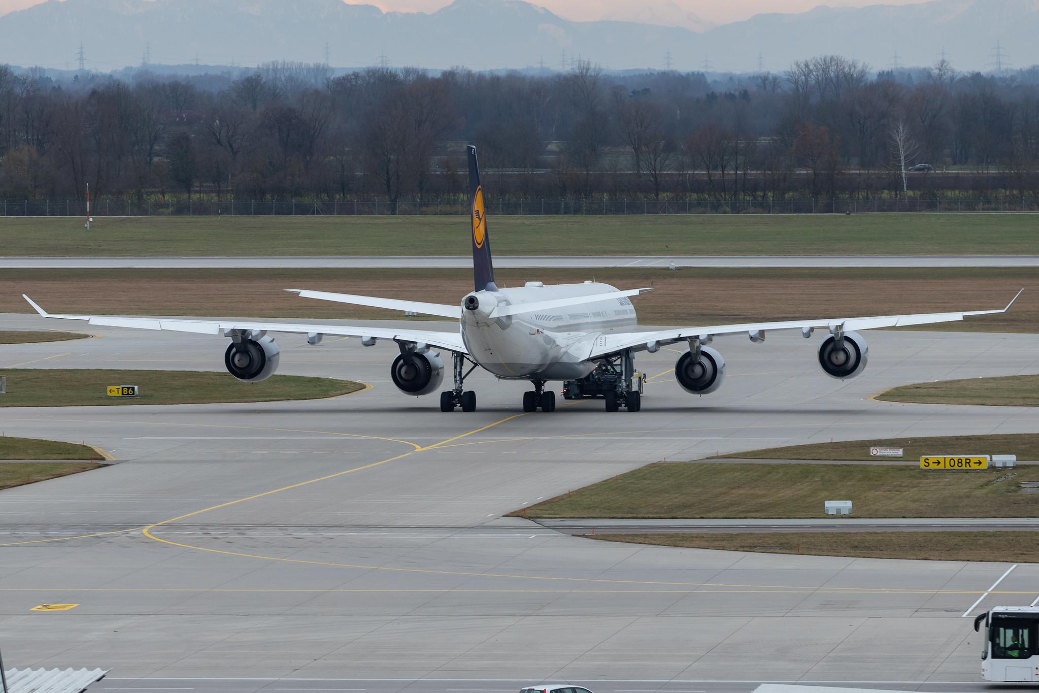 Munich Airport: Lufthansa (LH / DLH) |  Airbus A340-642 A346 | D-AIHT | MSN 0846