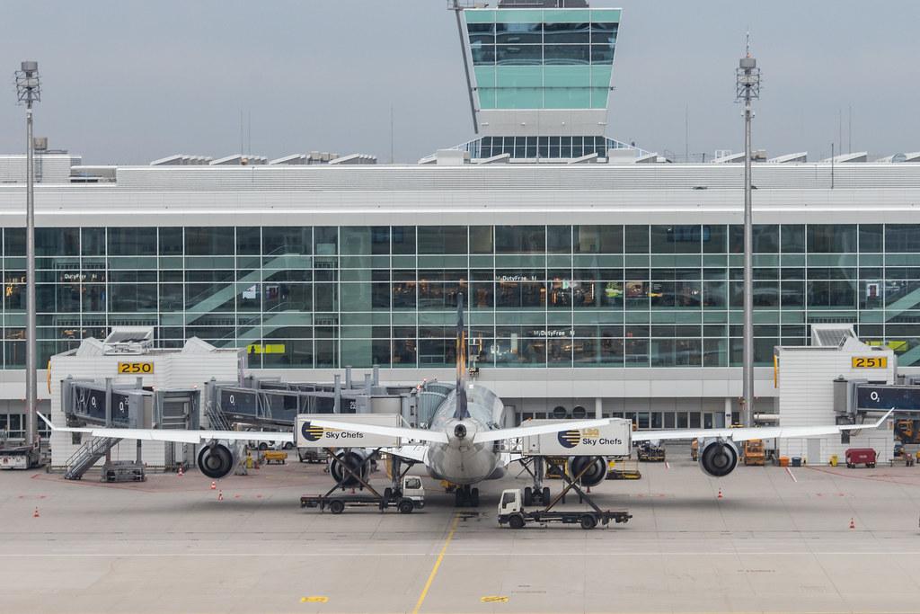 Munich Airport: Lufthansa (LH / DLH) |  Airbus A340-642 A346