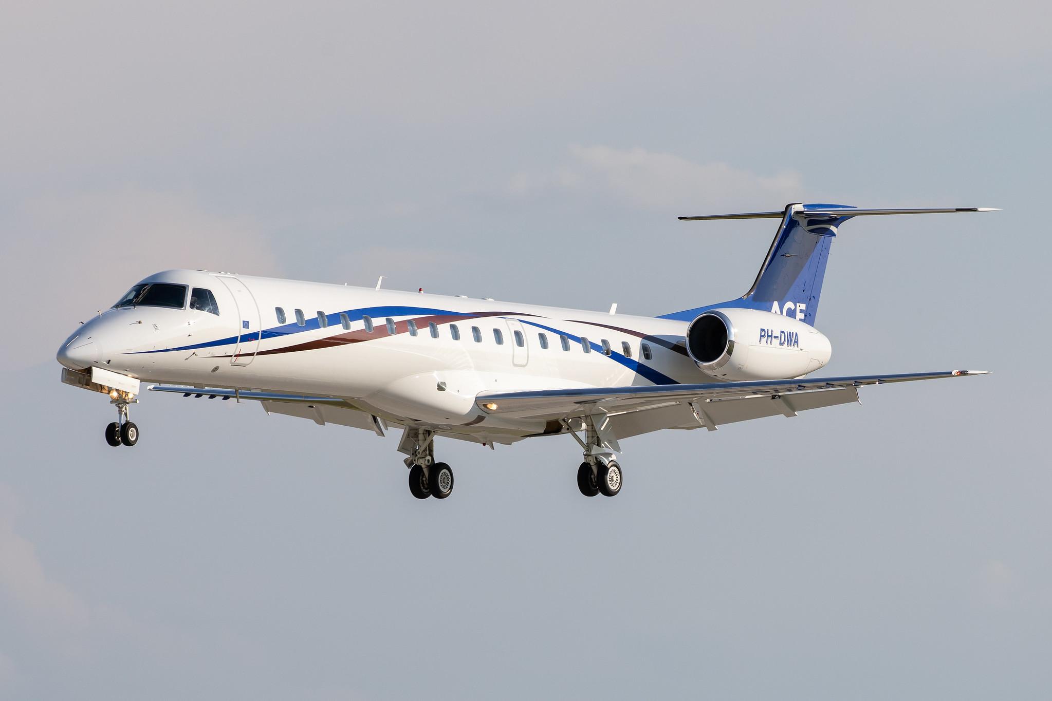 Hamburg Airport: JetNetherlands |  Embraer ERJ-145LR E145 | PH-DWA | MSN 14501000