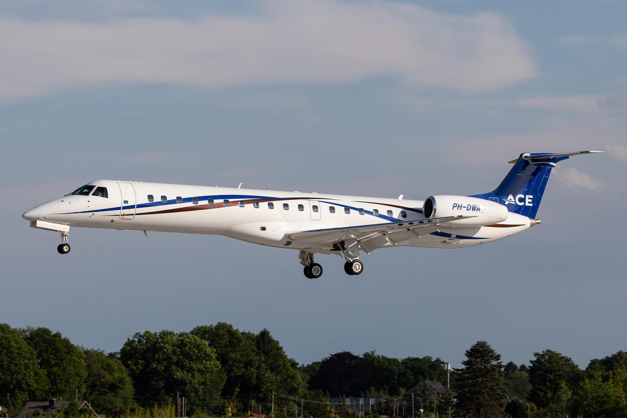 Hamburg Airport: JetNetherlands |  Embraer ERJ-145LR E145 | PH-DWA | MSN 14501000
