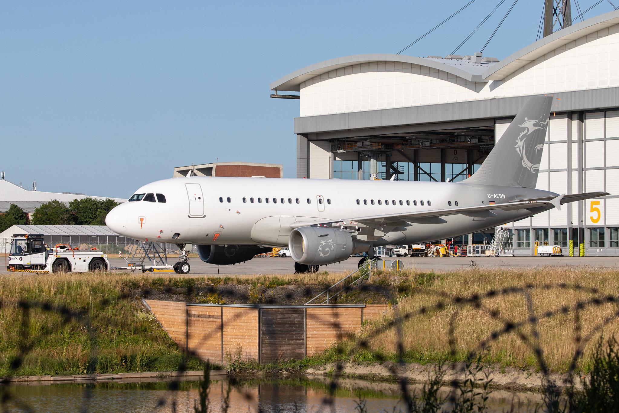 Hamburg Airport: DC-Aviation (/ DCS) |  Airbus A319-115(X)(CJ) A319 | D-ACBN | MSN 3243