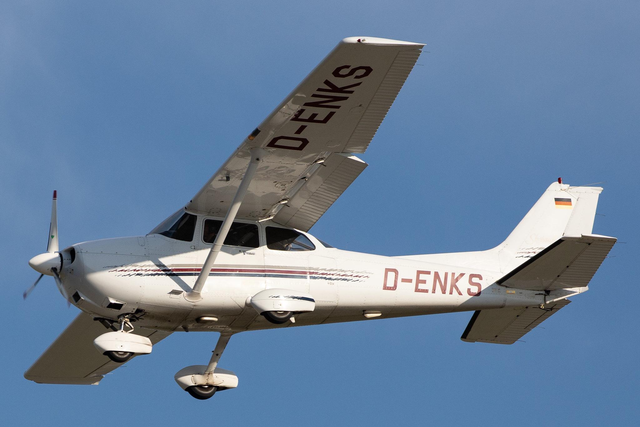 Hamburg Airport: Hanseatischer Fliegerclub Hamburg |  Cessna 172R C172 | D-ENKS | MSN 172-80136