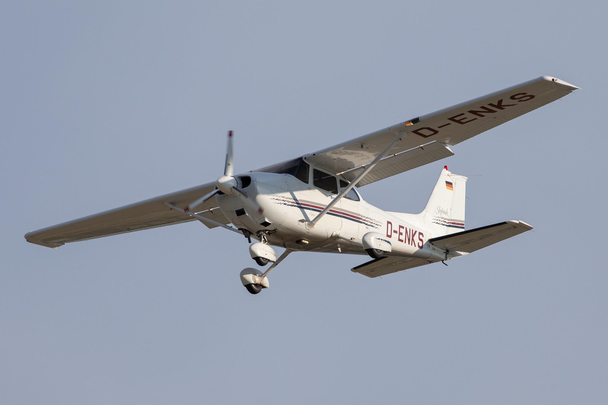 Hamburg Airport: Hanseatischer Fliegerclub Hamburg |  Cessna 172R C172 | D-ENKS | MSN 172-80136