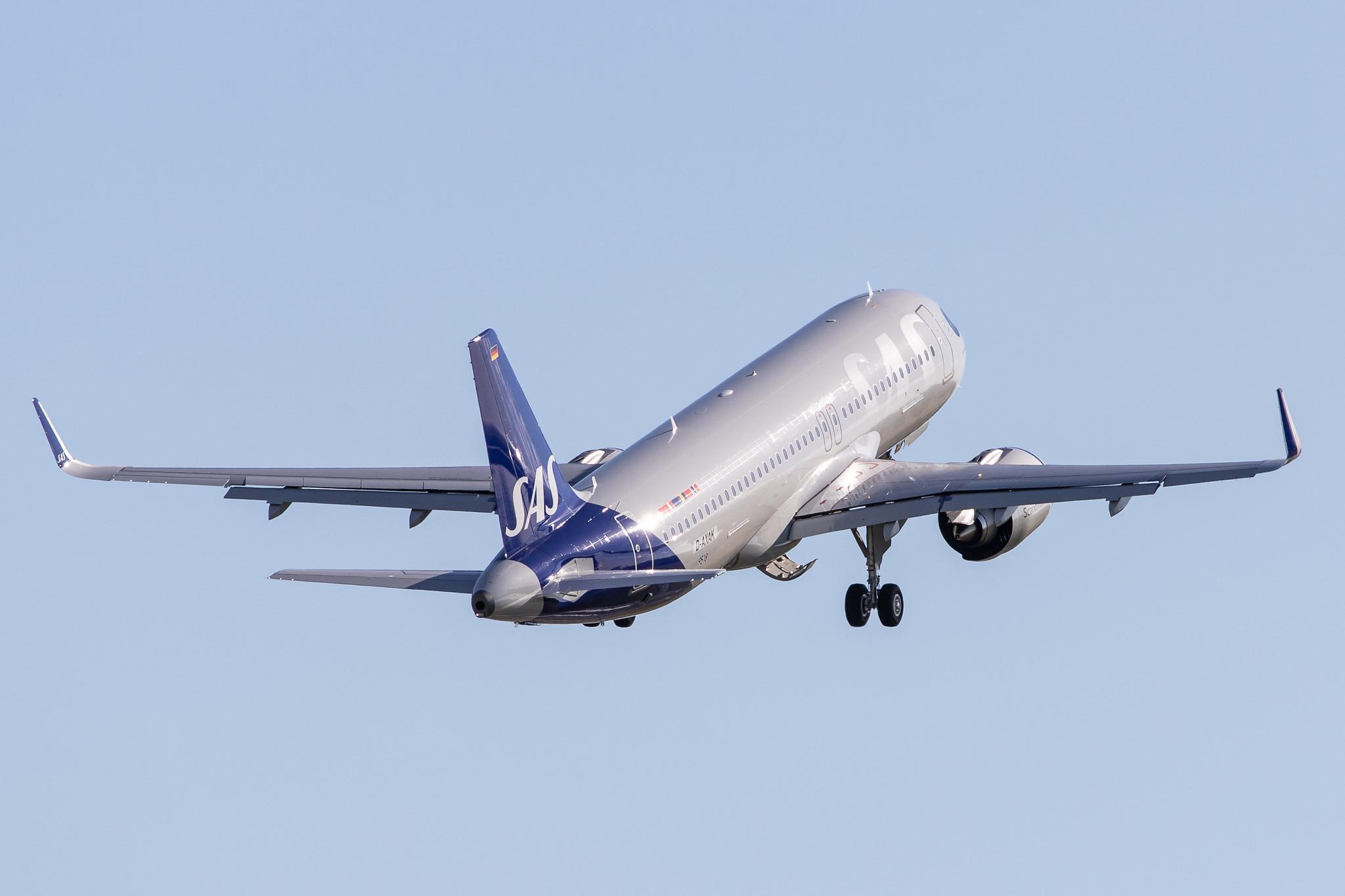 Hamburg Airport: SAS Scandinavian Airlines (SK / SAS) |  Airbus A320-251N A20N | D-AXAK | MSN 9518 (SE-RUB)