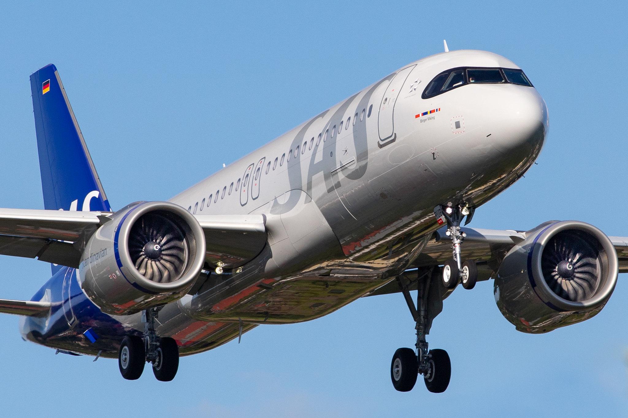 Hamburg Airport: SAS Scandinavian Airlines (SK / SAS) |  Airbus A320-251N A20N | D-AXAK | MSN 9518 (SE-RUB)