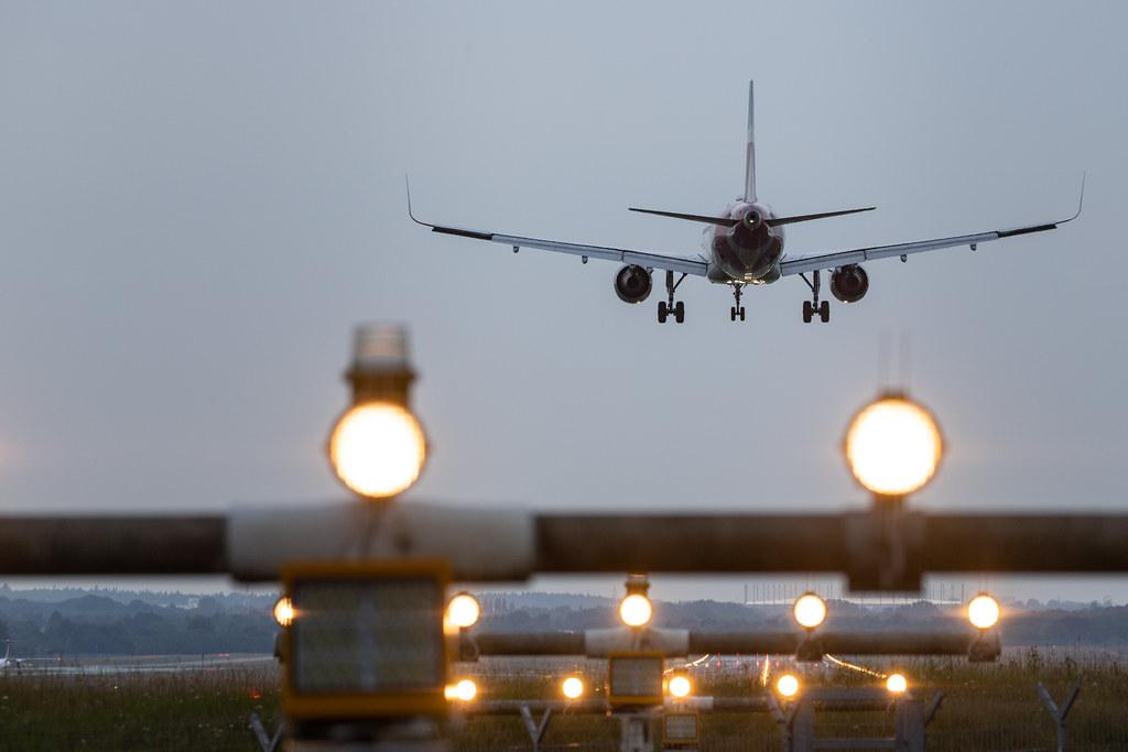 Hamburg Airport: Eurowings im Anflug auf Landebahn 23 |