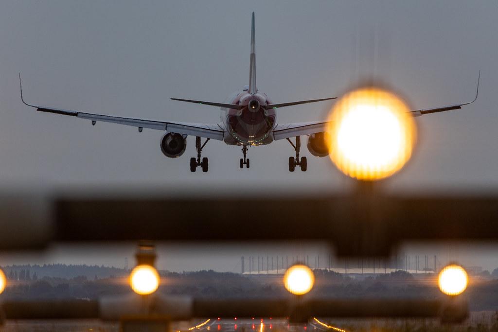 Hamburg Airport: Eurowings im Anflug auf Landebahn 23 |