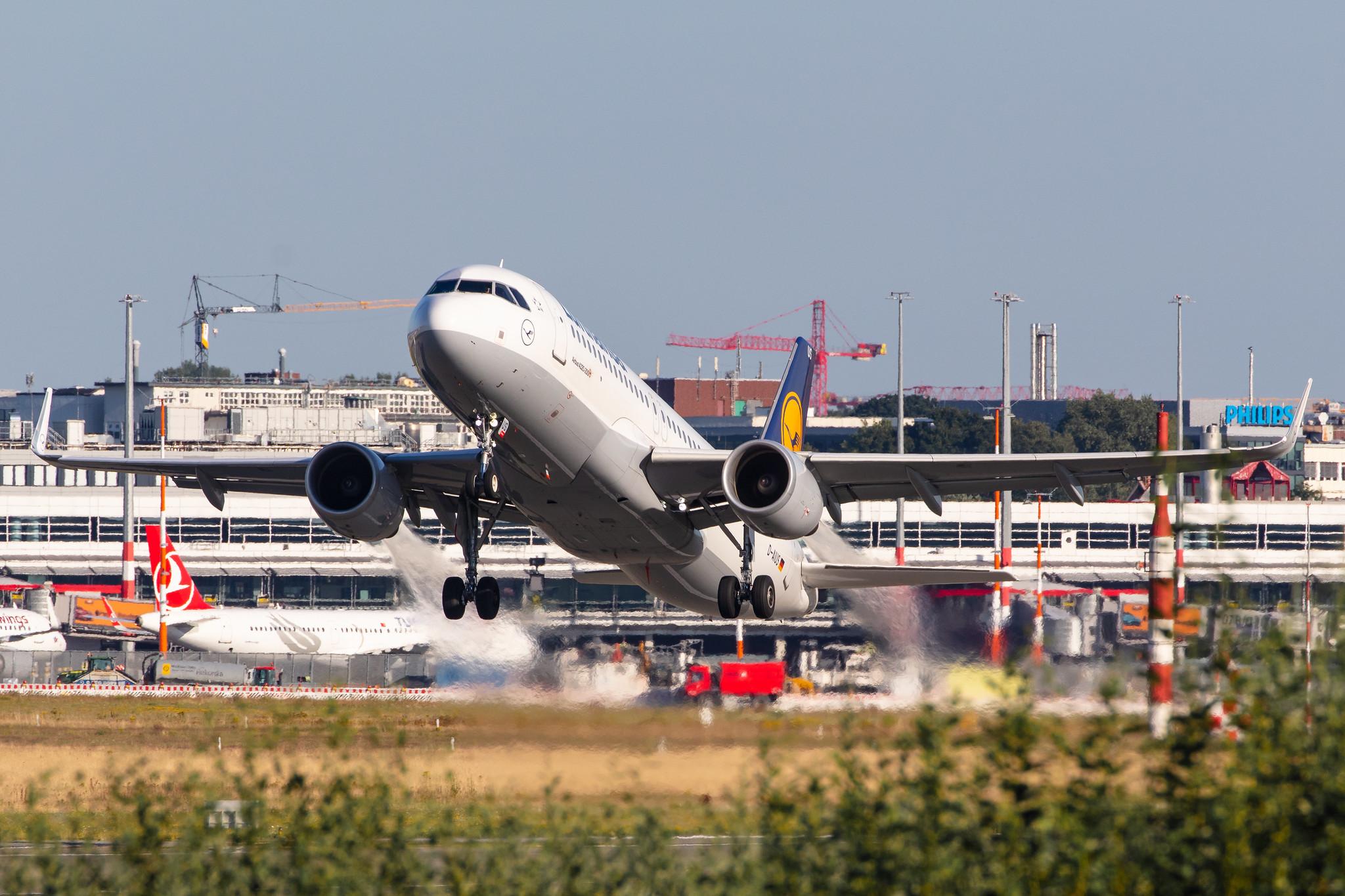 Hamburg Airport: Lufthansa (LH / DLH) |  Airbus A320-214 A320 | D-AIUS | MSN 7024
