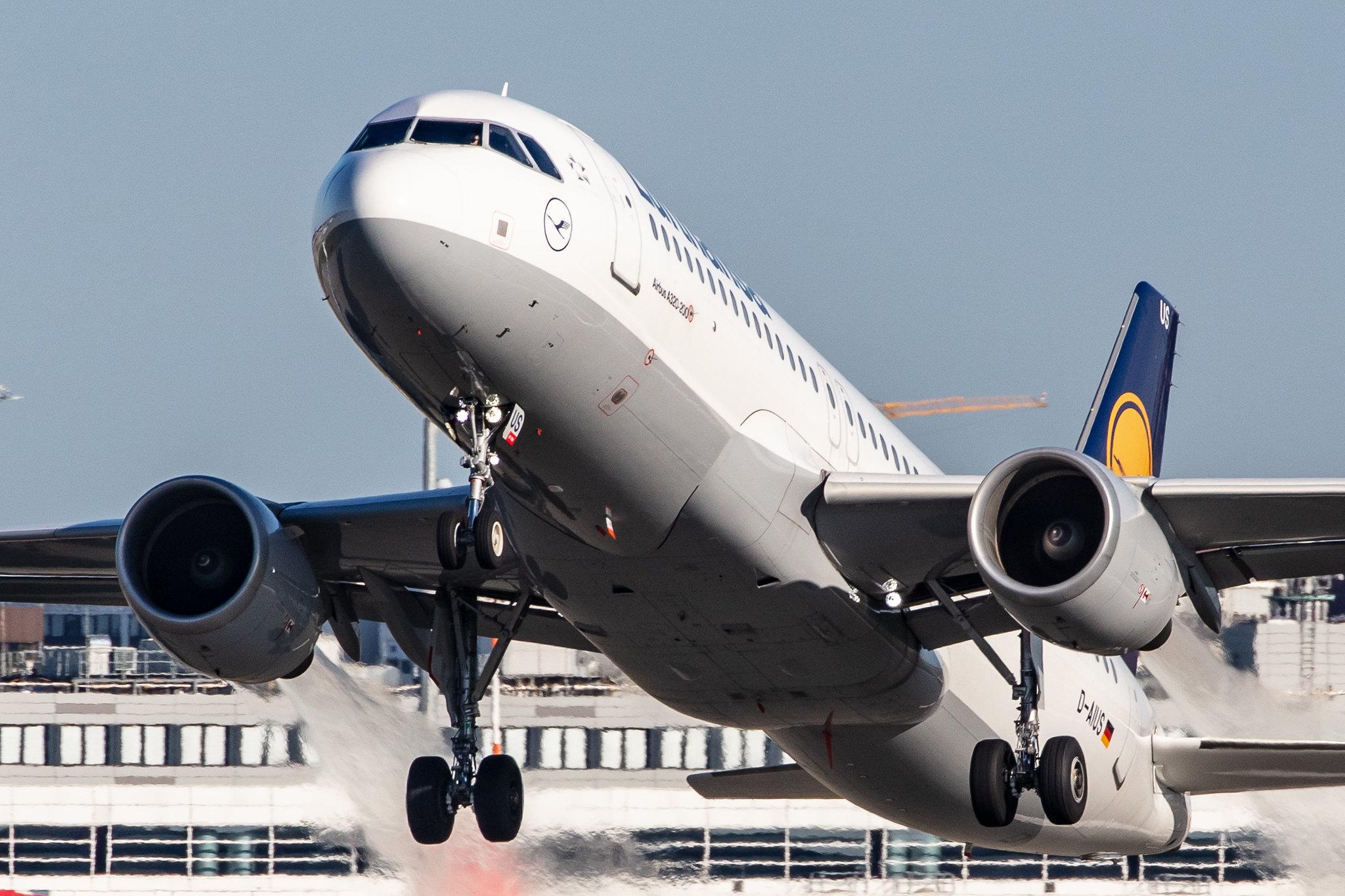 Hamburg Airport: Lufthansa (LH / DLH) |  Airbus A320-214 A320 | D-AIUS | MSN 7024