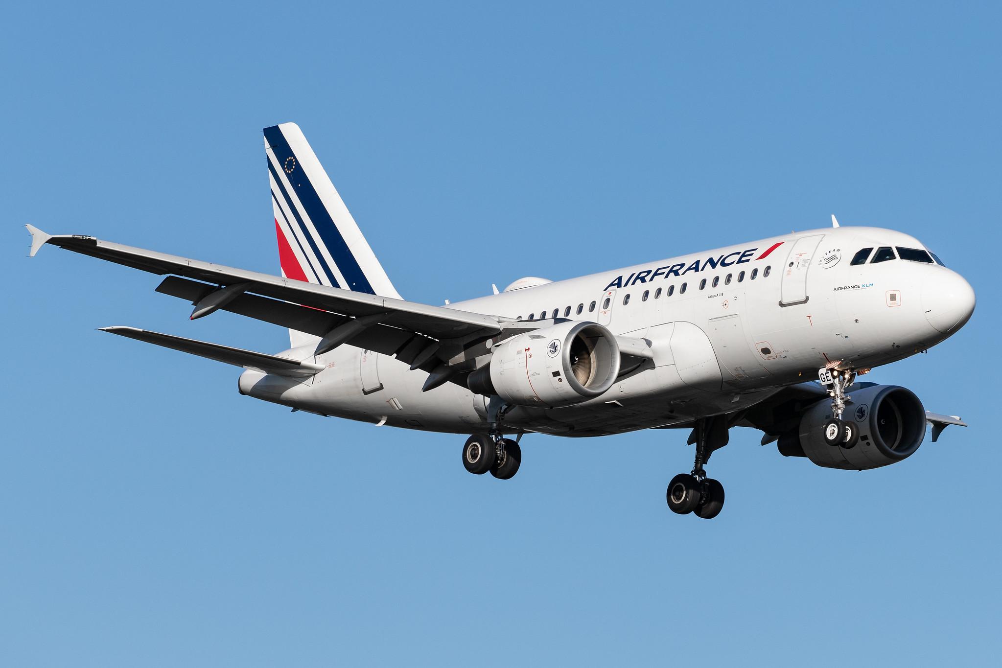 Hamburg Airport: Air France (AF / AFR) |  Airbus A318-111 A318 | F-GUGE | MSN 2100