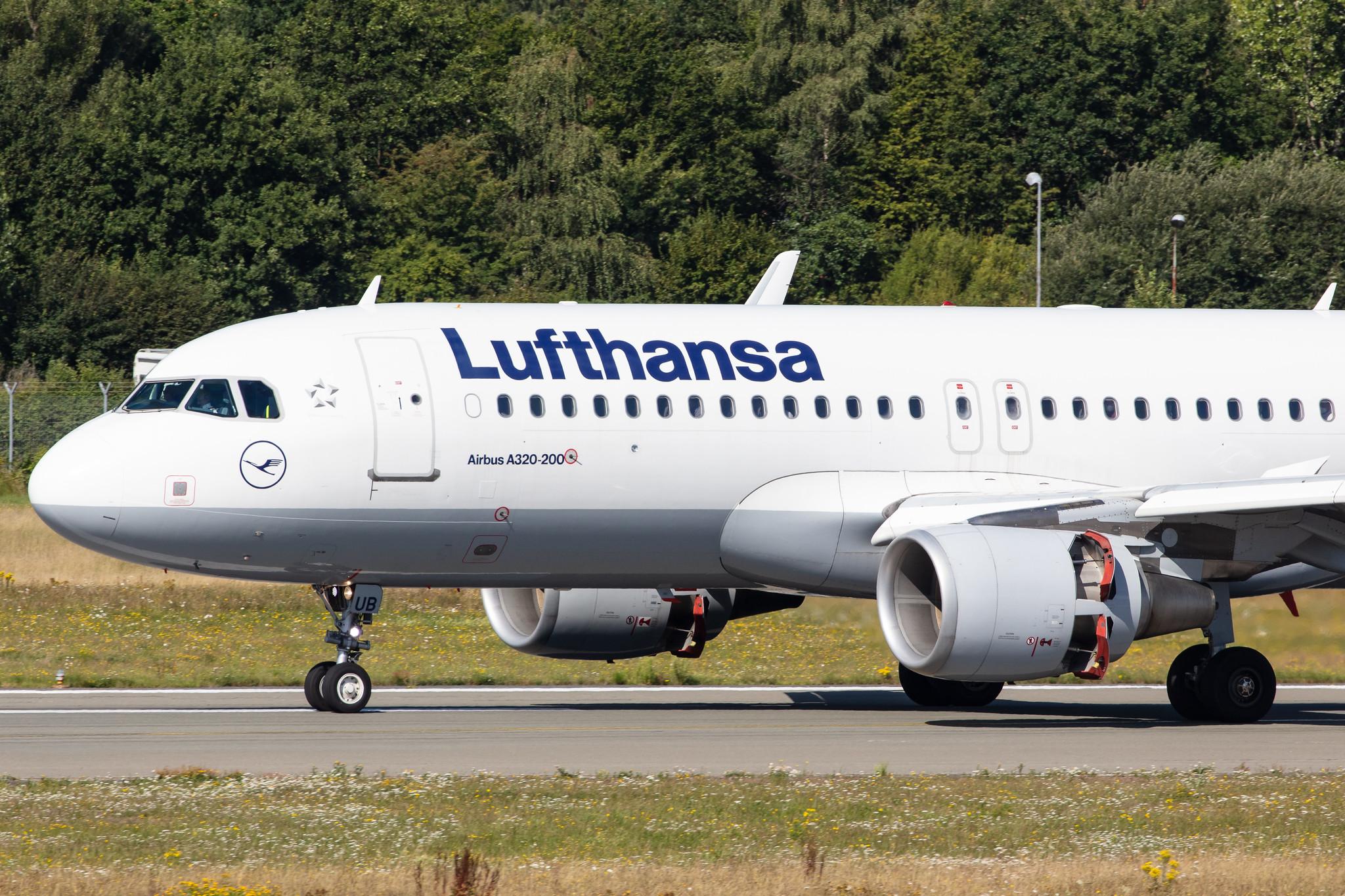 Hamburg Airport: Lufthansa (LH / DLH) |  Airbus A320-214 A320 | D-AIUB | MSN 5972