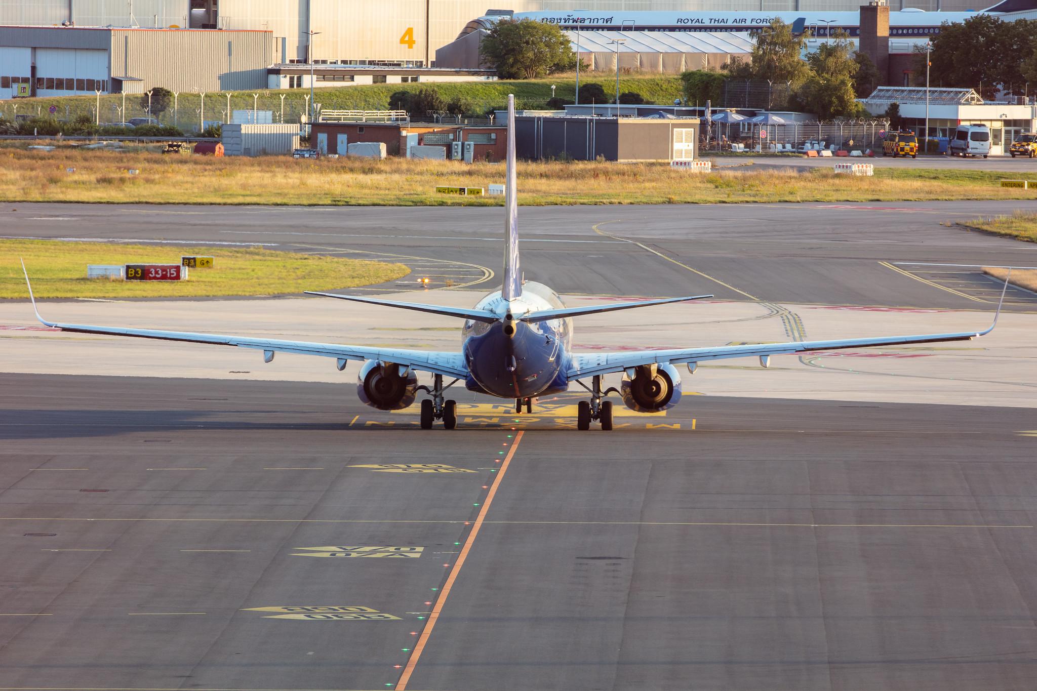 Hamburg Airport: Blue Air (0B / BLA) |  Livery: Carol I Livery |  Boeing 737-883 B738 | YR-BMP | MSN 28323