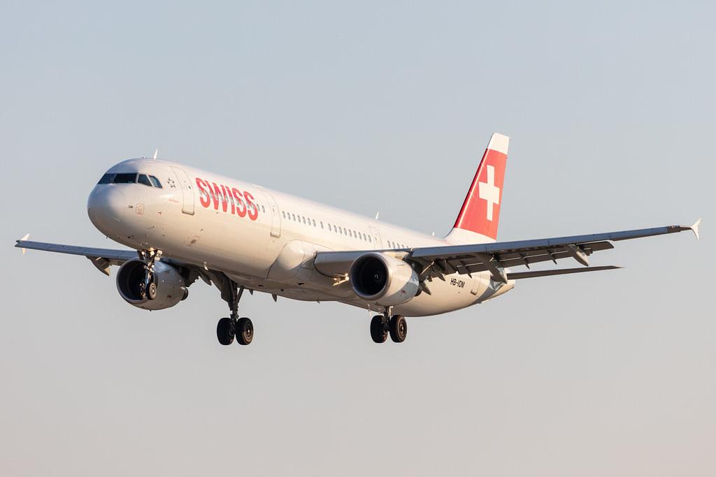 Hamburg Airport: Swiss (LX / SWR) |  Airbus A321-212 A321 | HB-IOM | MSN 4534