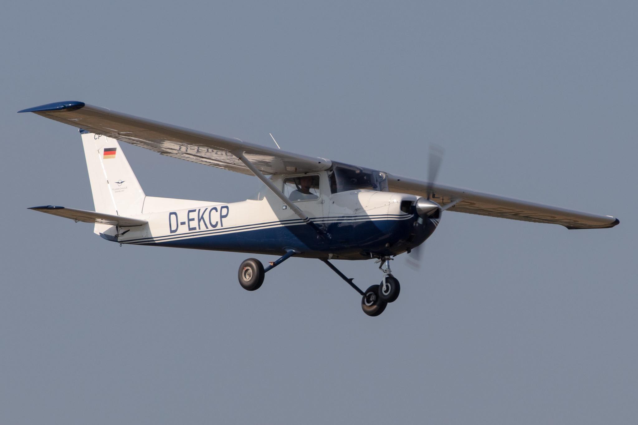 Hamburg Airport: Flugschule Hamburg |  Cessna F150M C150 | D-EKCP | MSN F150-1395