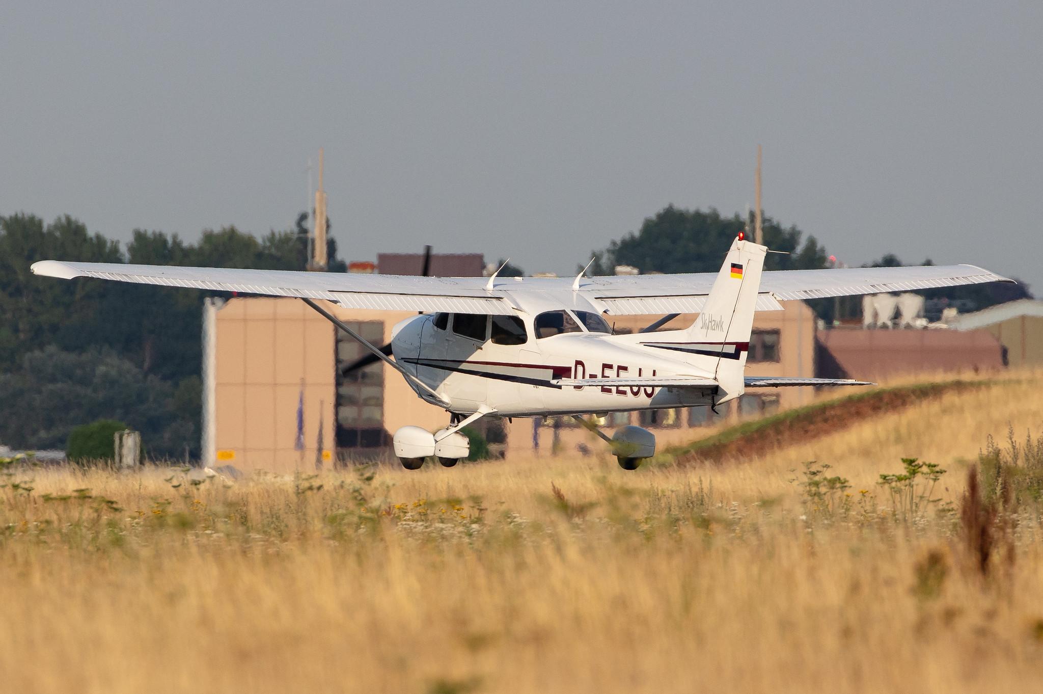 Hamburg Airport: Private owner |  Cessna 172R Skyhawk C172 | D-EEJJ | MSN 17280813