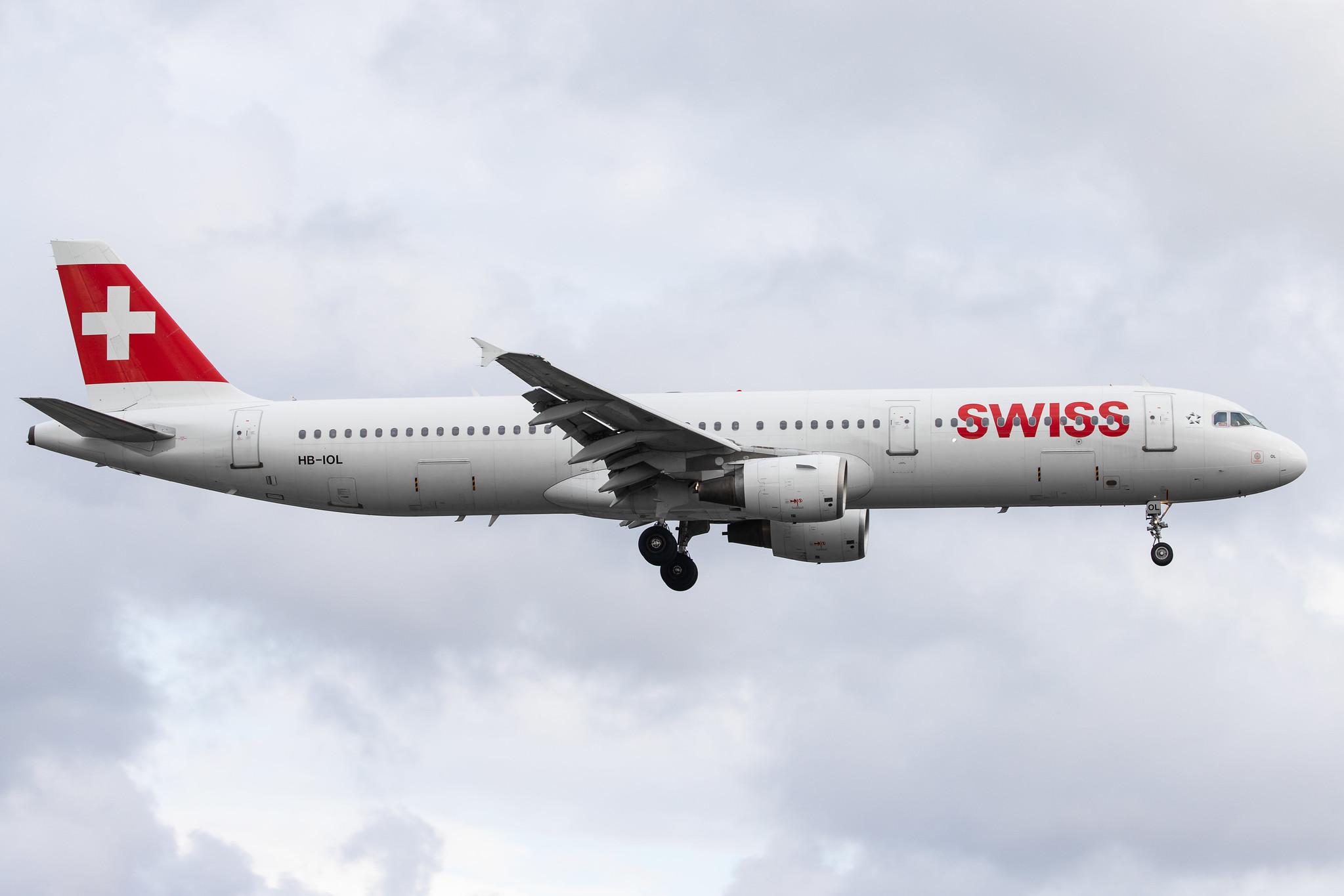 Hamburg Airport: Swiss (LX / SWR) |  Airbus A321-111 A321 | HB-IOL | MSN 1144