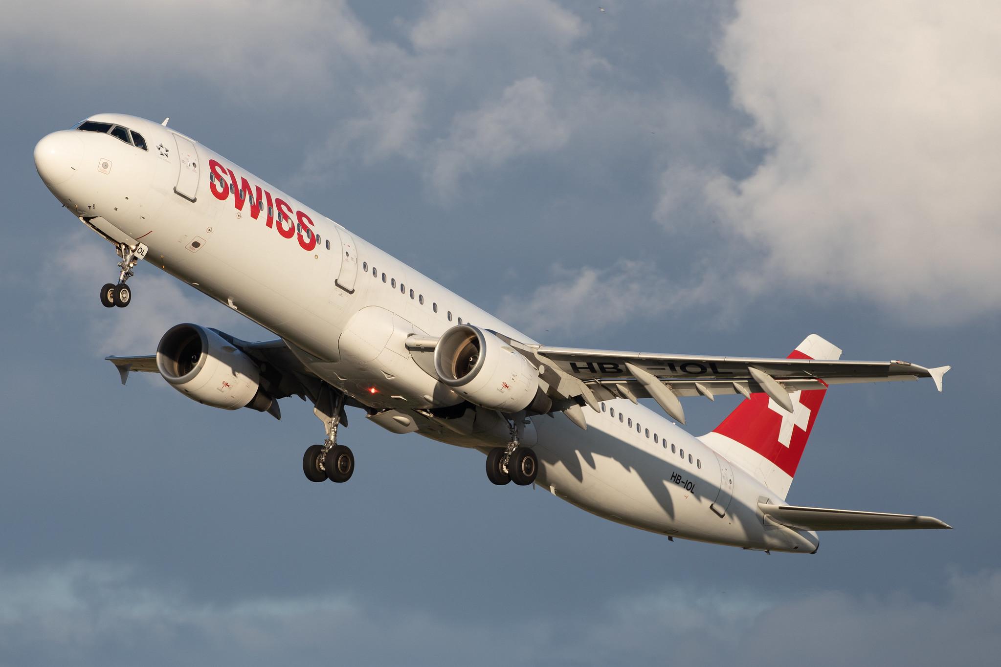 Hamburg Airport: Swiss (LX / SWR) |  Airbus A321-111 A321 | HB-IOL | MSN 1144