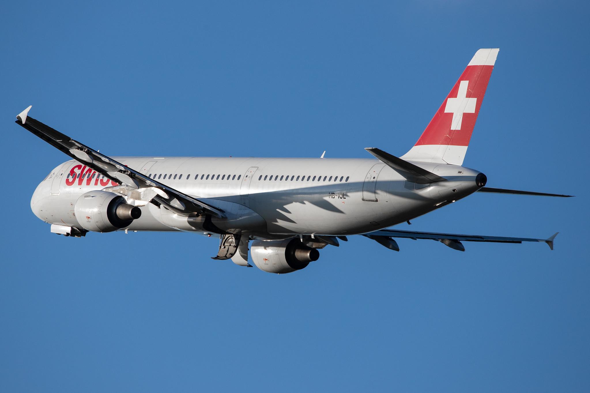 Hamburg Airport: Swiss (LX / SWR) |  Airbus A321-111 A321 | HB-IOL | MSN 1144
