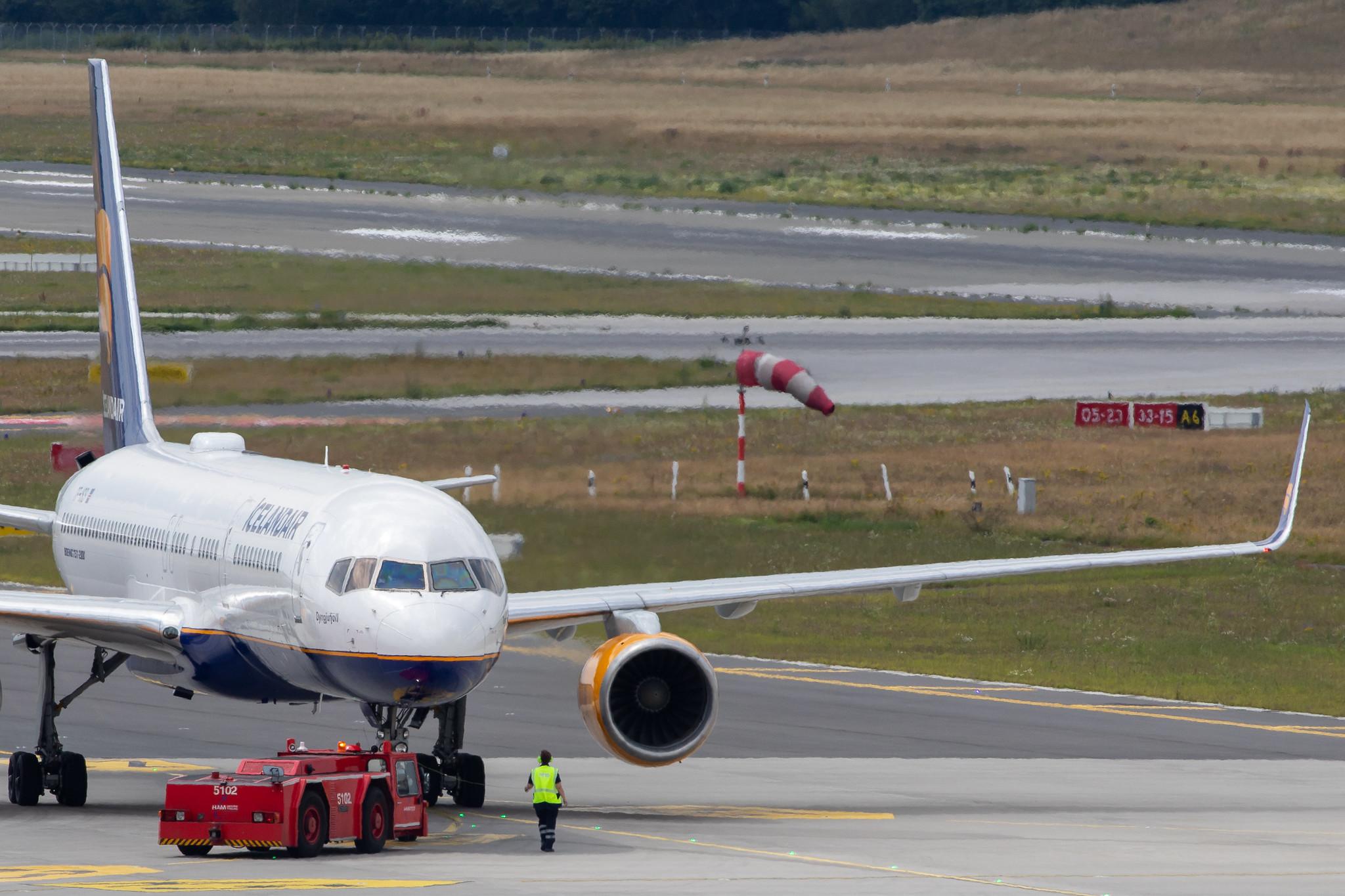 Hamburg Airport: Icelandair (FI / ICE) |  Boeing 757-223 B752 | TF-ISS | MSN 27447
