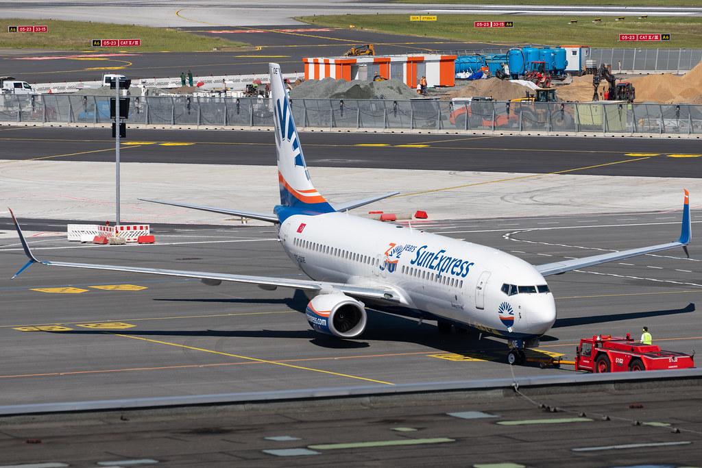Hamburg Airport: SunExpress (XQ / SXS) |  Boeing 737-8HC B738 | TC-SOE | MSN 61177