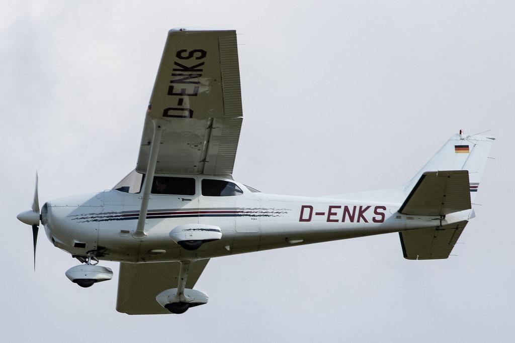 Hamburg Airport: Hanseatischer Fliegerclub Hamburg |  Cessna 172R C172 | D-ENKS | MSN 172-80136