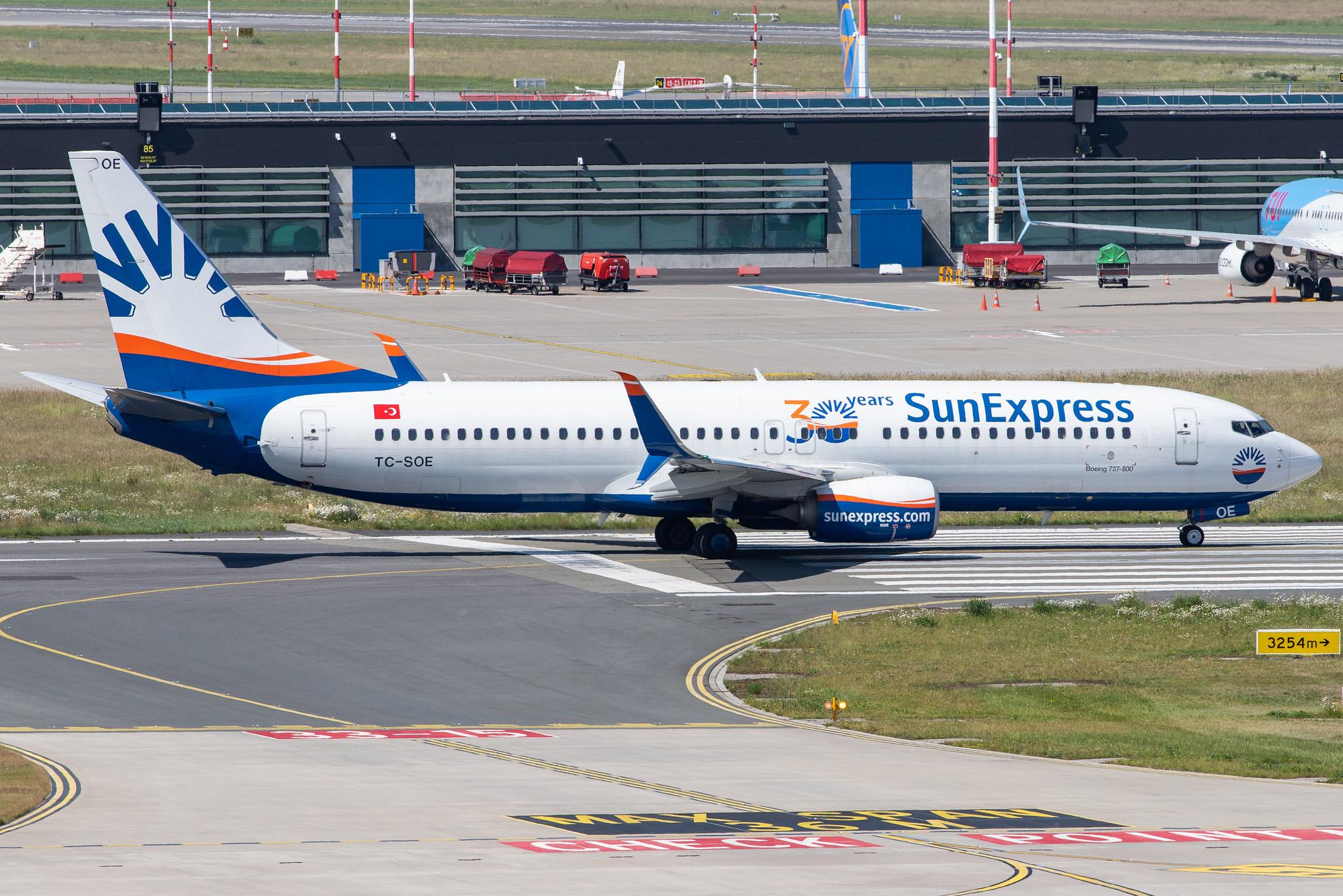 Hamburg Airport: SunExpress (XQ / SXS) |  Boeing 737-8HC B738 | TC-SOE | MSN 61177