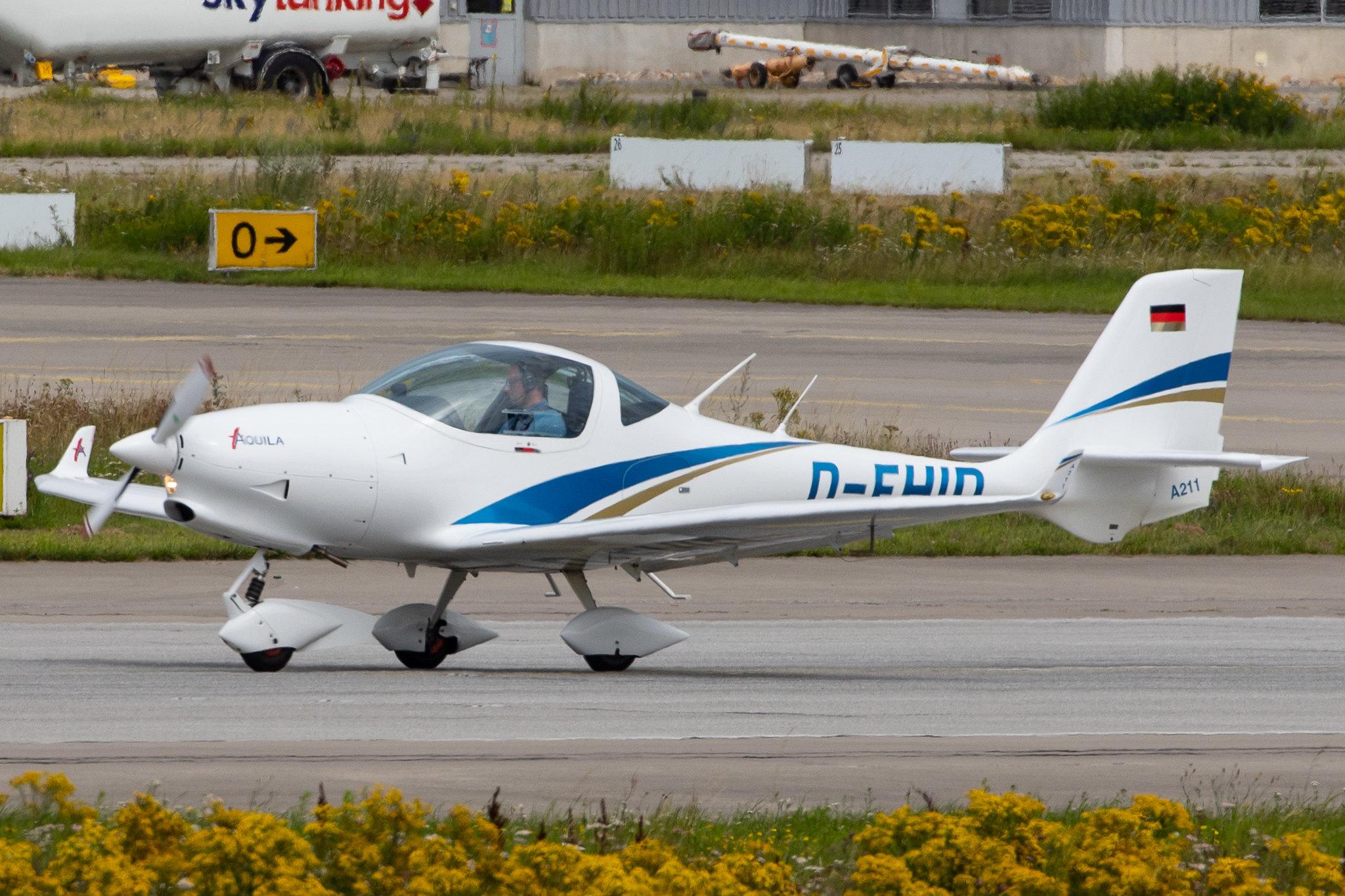 Hamburg Finkenwerder: Private owner |  Aquila A211 A210 | D-EHID | MSN AT01-100A-344