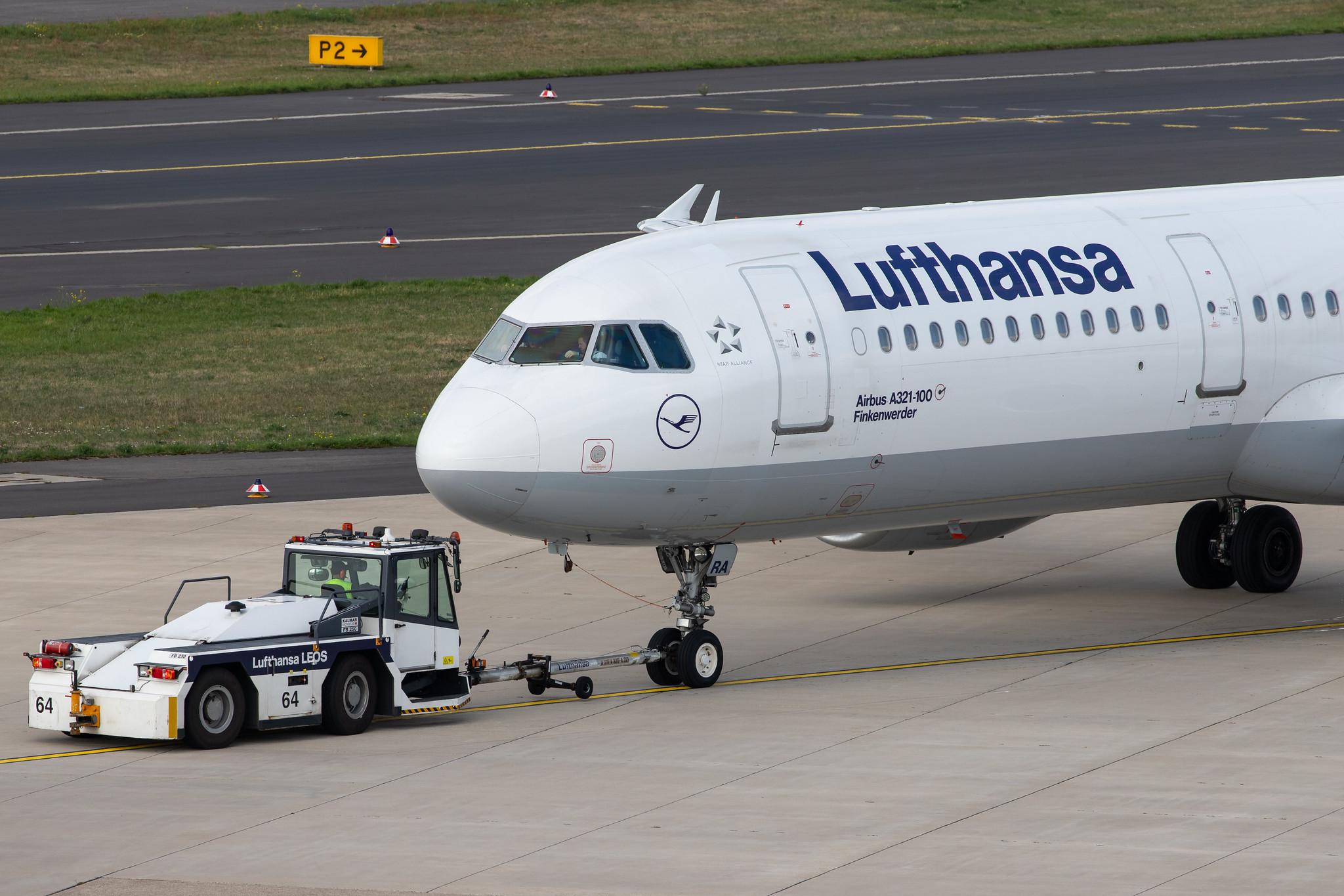 Düsseldorf Airport: Lufthansa (LH / DLH) |  Airbus A321-131 A321 | D-AIRA | MSN 0458