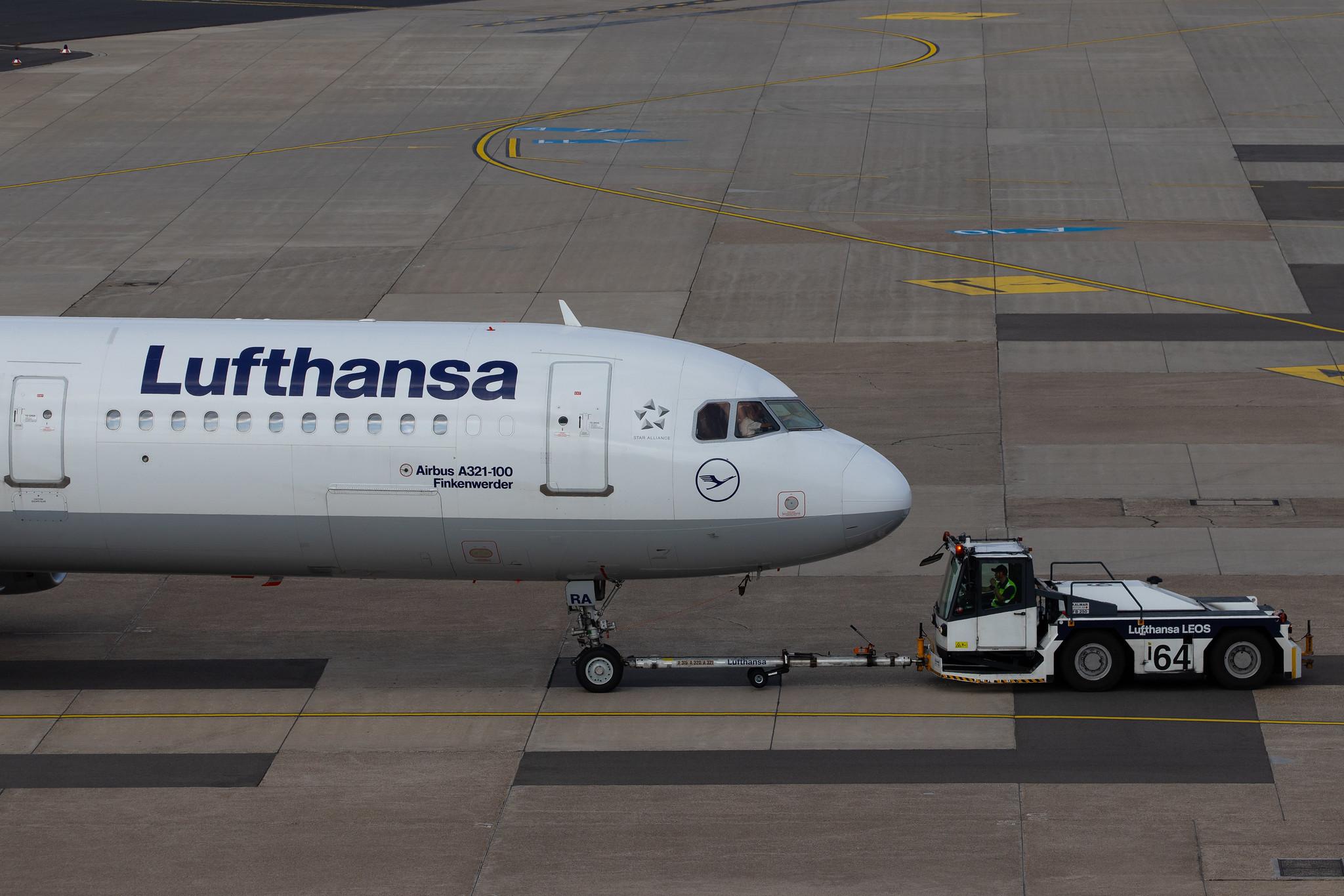 Düsseldorf Airport: Lufthansa (LH / DLH) |  Airbus A321-131 A321 | D-AIRA | MSN 0458