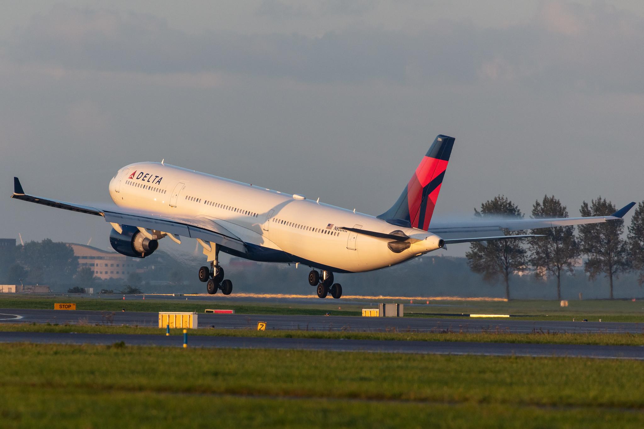Amsterdam Airport Schiphol: Delta Air Lines (DL / DAL) |  Airbus A330-323 A333 | N806NW | MSN 0578